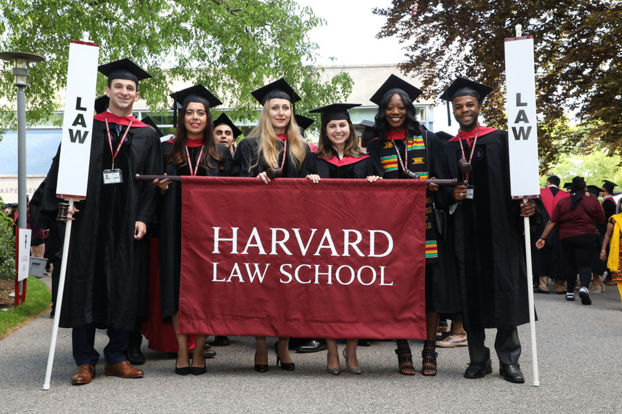 Sinh viên Trường Luật Harvard tổ chức lễ ăn mừng tốt nghiệp.