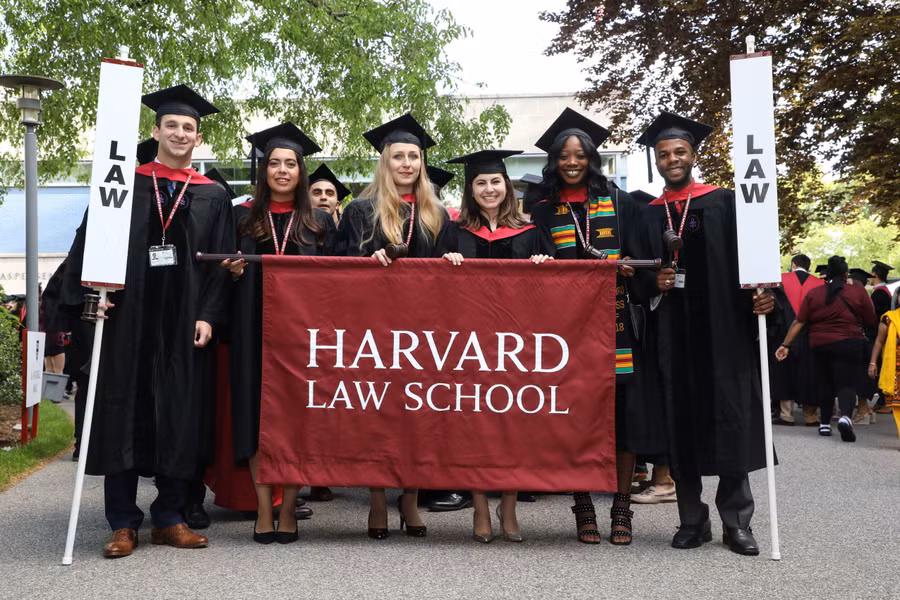 Sinh viên Trường Luật Harvard tổ chức lễ ăn mừng tốt nghiệp.