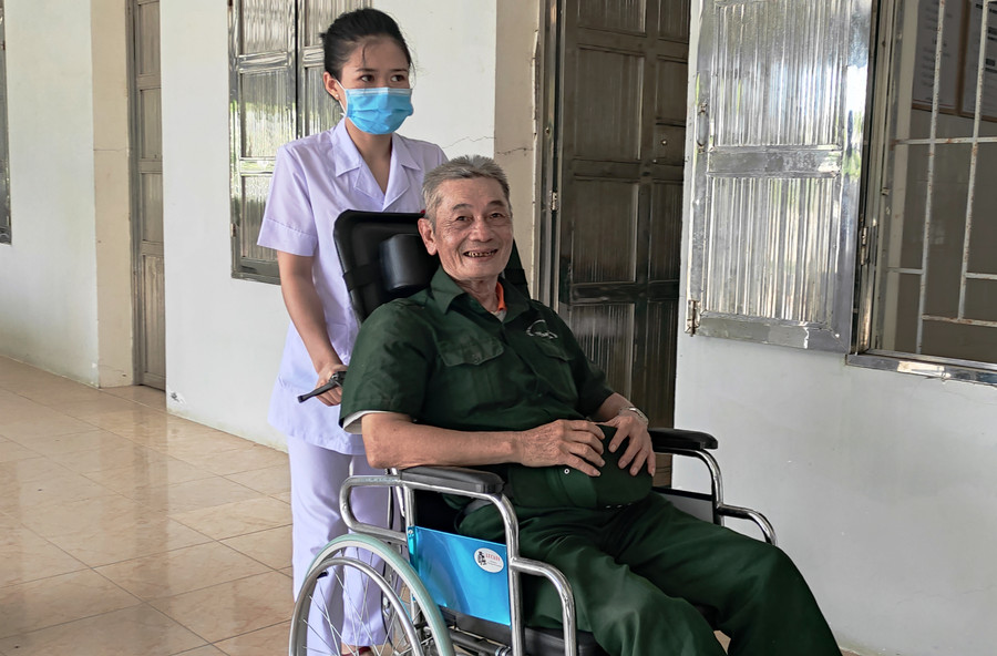Thương bệnh binh được nhân viên Trung tâm đưa đi kiểm tra sức khỏe hằng ngày.
