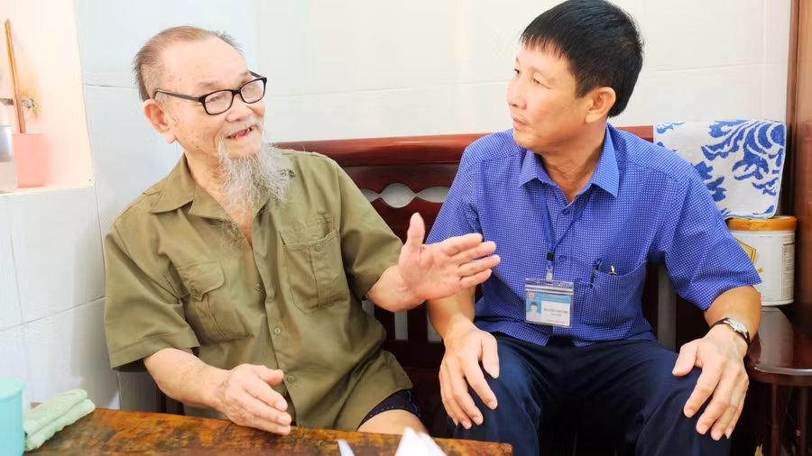 Cụ Mai Trọng Bái – thương binh nặng, mất 100% sức khỏe, đang kể lại những trận đánh ở chiến trường xưa. 