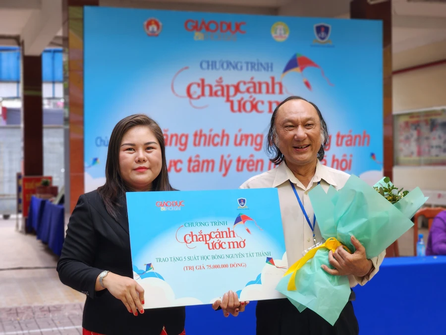 Đại diện Trường Đại học Nguyễn Tất Thành, cô Nguyễn Thị Huỳnh An – Giảng viên Bộ môn Tâm lý, phụ trách Phòng Tham vấn tâm lý Khoa Khoa học Giáo dục trao 5 suất học bổng đến các em học sinh Trường THPT Nguyễn Công Trứ.