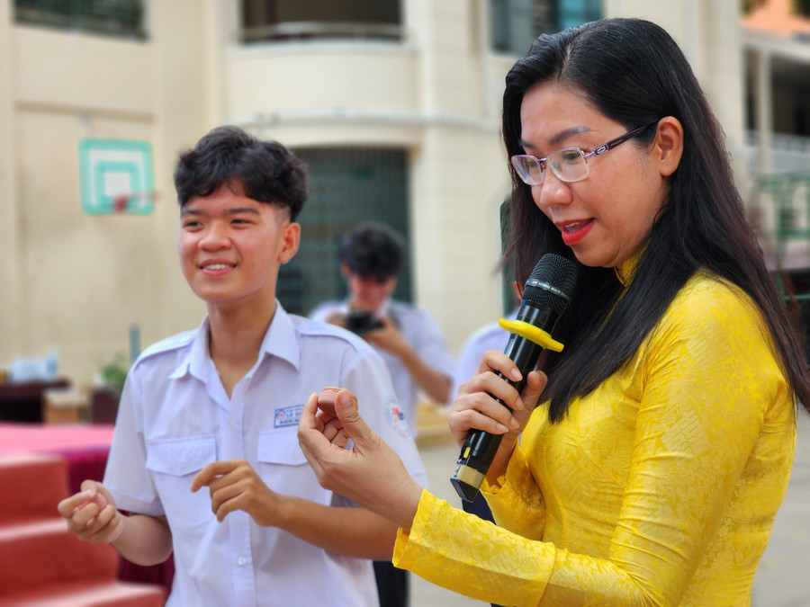 Cô Bùi Minh Tâm - Hiệu trưởng Trường THPT Lê Quý Đôn hỗ trợ học sinh trả lời thử thách trong chương trình.