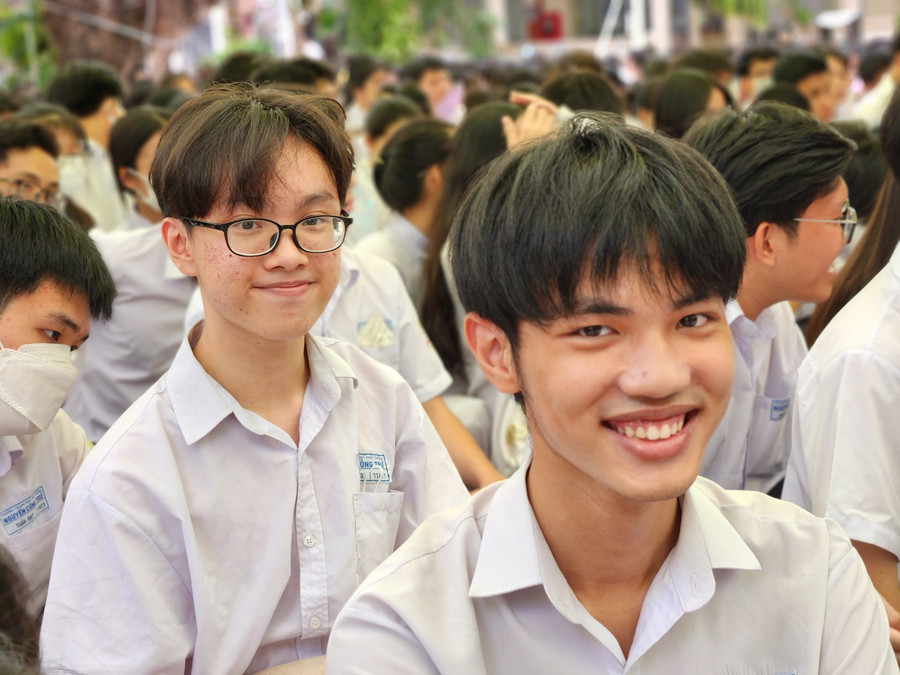 Nguyễn Ngọc Long (đeo kính) – học sinh lớp 11A1 Trường THPT Nguyễn Công Trứ (quận Gò Vấp, TPHCM) cho rằng, cần chọn lọc khi sử dụng mạng xã hội vì có một số kênh đem đến những thông tin vô giá trị.