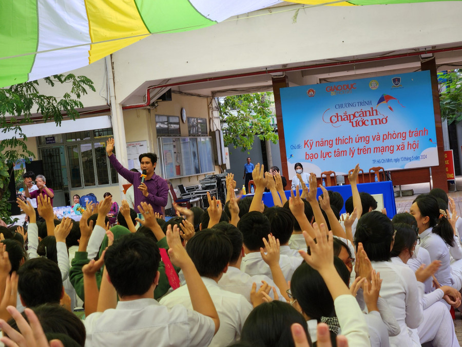 Mỗi cá nhân cần tự trang bị kỹ năng thích ứng và phòng tránh bạo lực tâm lý trên mạng xã hội.