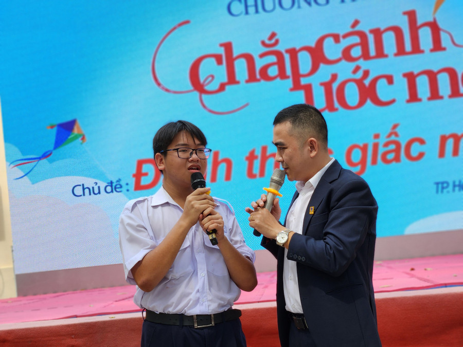 ThS Trương Quang Trị - Phó trưởng phòng Công tác Học sinh, sinh viên Trường Đại học Nguyễn Tất Thành chia sẻ kinh nghiệm cùng các bạn học sinh.