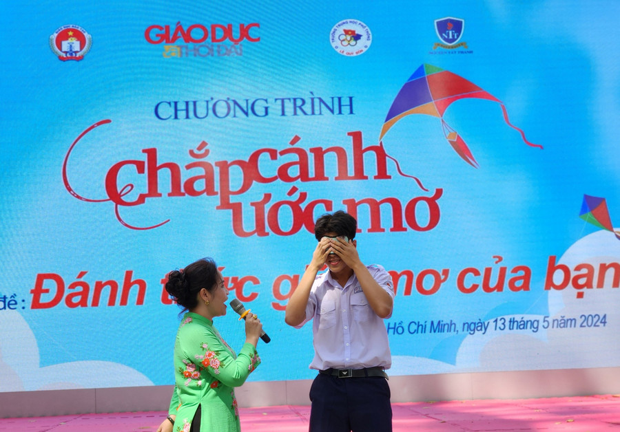 Học sinh của trường tham gia trò chơi cùng TS Tô Nhi A.