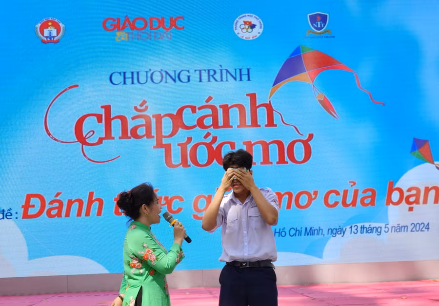 Học sinh của trường tham gia trò chơi cùng TS Tô Nhi A.