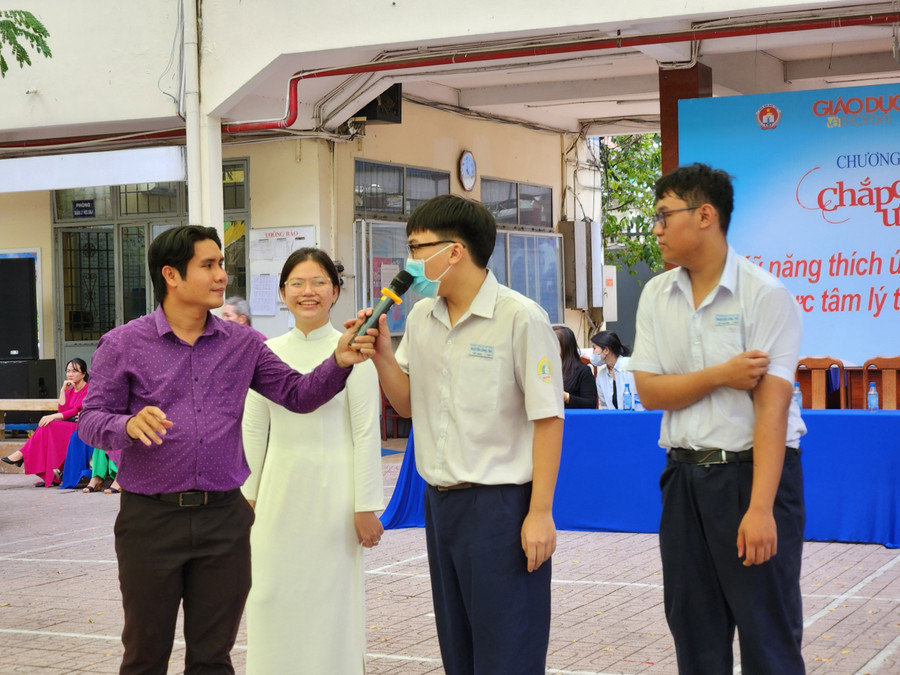 ThS Tâm lý Võ Minh Thành – Giảng viên Trường Đại học Sư phạm TPHCM, trao đổi cùng các em học sinh.