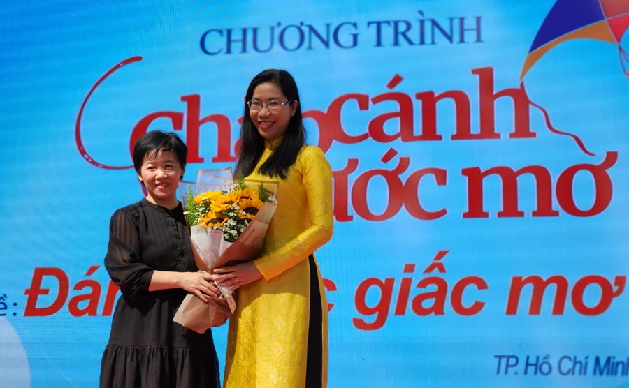 Chương trình "Chắp cánh ước mơ" với chủ đề "Đánh thức giấc mơ của bạn" diễn ra tại Trường THPT Lê Quý Đôn (quận 3, TPHCM).