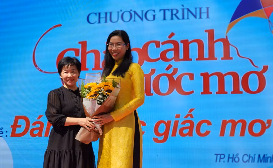 Chương trình "Chắp cánh ước mơ" với chủ đề "Đánh thức giấc mơ của bạn" diễn ra tại Trường THPT Lê Quý Đôn (quận 3, TPHCM).