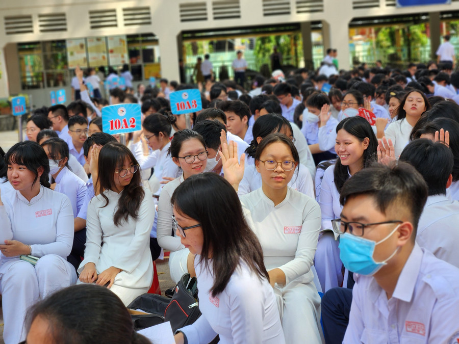 Các bạn học sinh Trường THPT Lê Quý Đôn hào hứng tham gia Chương trình &quot;Chắp cánh ước mơ&quot; với chủ đề &quot;Đánh thức giấc mơ của bạn&quot;.
