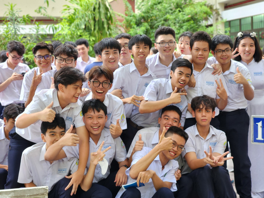 Học sinh ở 3 khối lớp của Trường THPT Nguyễn Công Trứ (quận Gò Vấp, TPHCM) thích thú khi Chương trình &quot;Chắp cánh ước mơ&quot; đến với trường.