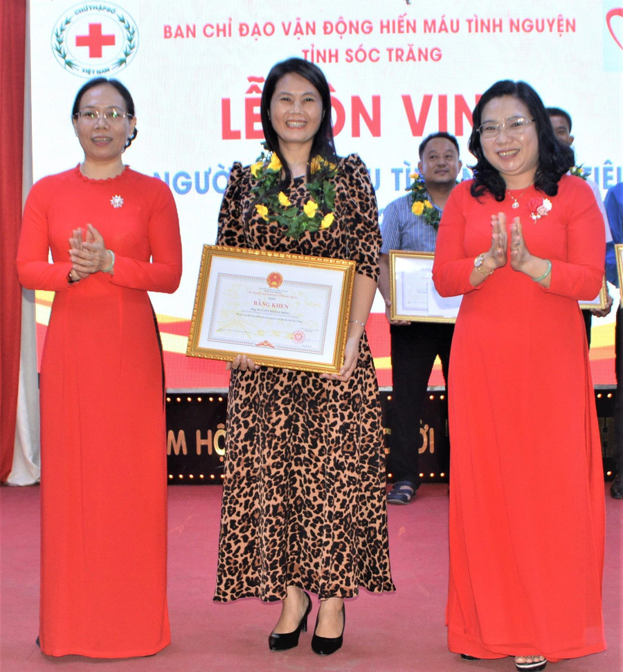 Cô giáo Nguyễn Thị Ngoan (giữa) đã 24 lần tham gia hiến máu.