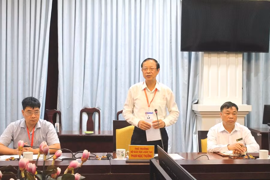 Thứ trưởng Phạm Ngọc Thưởng phát biểu tại buổi làm việc với BCĐ thi tỉnh Vĩnh Long.