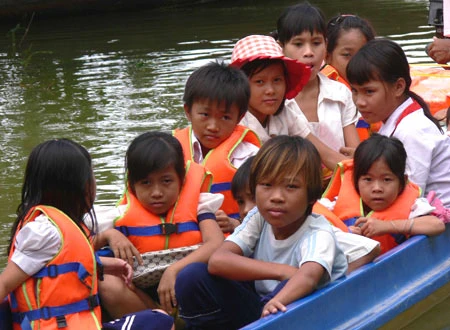 Long An: Khảo sát học sinh sống, học tập ven sông kênh, rạch, ao hồ