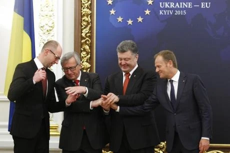 Thủ tướng Ukraine Arseniy Yatsenyuk, Chủ tịch Ủy ban châu Âu Jean-Claude Juncker, Tổng thống Ukraine Petro Poroshenko và Chủ tịch Hội đồng châu Âu Donald ...