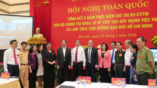 Các đại biểu trao đổi trong giải lao. (Ảnh: Hiền Hòa - dangcongsan.vn) Các đại biểu trao đổi trong giải lao. (Ảnh: Hiền Hòa - dangcongsan.vn)