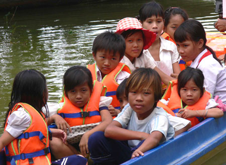 Long An: Khảo sát học sinh sống, học tập ven sông kênh, rạch, ao hồ