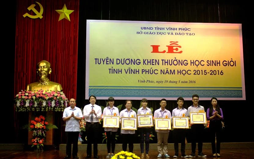 Thứ trưởng Phạm Mạnh Hùng trao bằng khen cho các học sinh