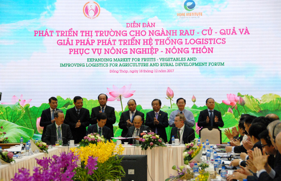 Thủ tướng Nguyễn Xuân Phúc chứng kiến các DN trong và ngoài nước ký kết hợp tác XK rau củ quả với UBND tỉnh Đồng Tháp