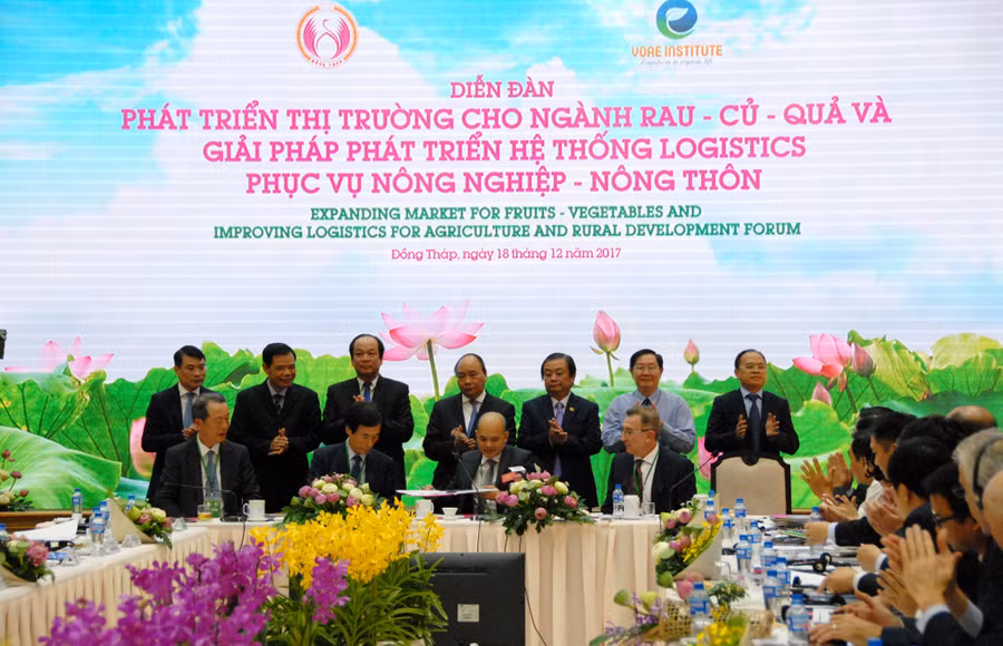 Thủ tướng Nguyễn Xuân Phúc chứng kiến các DN trong và ngoài nước ký kết hợp tác XK rau củ quả với UBND tỉnh Đồng Tháp Thủ tướng Nguyễn Xuân Phúc chứng kiến các DN trong và ngoài nước ký kết hợp tác XK rau củ quả với UBND tỉnh Đồng Tháp