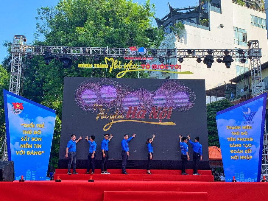 Tình yêu Hà Nội, yêu tổ quốc luôn ngập tràn trong tim mỗi đoàn viên, thanh niên Thủ đô. Tình yêu Hà Nội, yêu tổ quốc luôn ngập tràn trong tim mỗi đoàn viên, thanh niên Thủ đô.