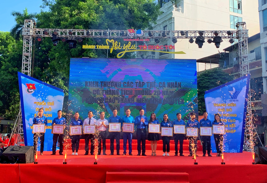 Thành đoàn Hà Nội tặng Bằng khen cho 46 tập thể có thành tích xuất sắc Thành đoàn Hà Nội tặng Bằng khen cho 46 tập thể có thành tích xuất sắc