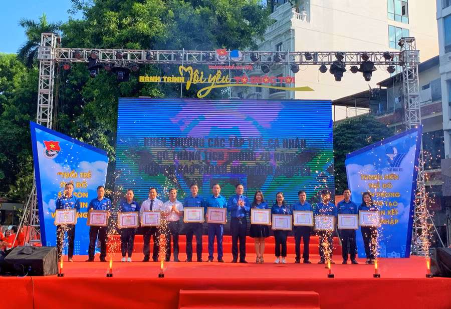 Thành đoàn Hà Nội tặng Bằng khen cho 46 tập thể có thành tích xuất sắc Thành đoàn Hà Nội tặng Bằng khen cho 46 tập thể có thành tích xuất sắc