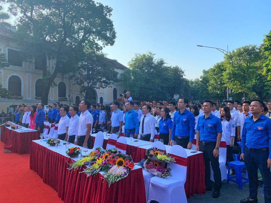 Toàn cảnh lễ chào cờ trong ngày hội "Tôi yêu Hà Nội". Toàn cảnh lễ chào cờ trong ngày hội "Tôi yêu Hà Nội".