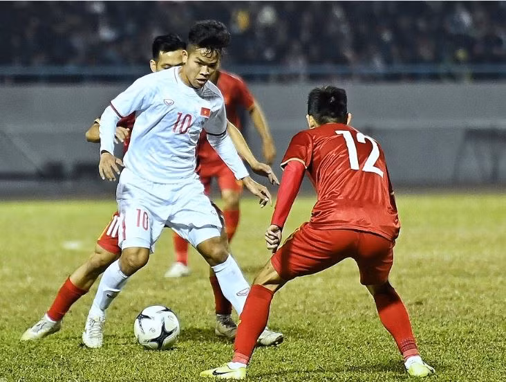 Trận “lượt đi” tuyển Việt Nam (áo đỏ) thắng U22 Việt Nam 3-2.
