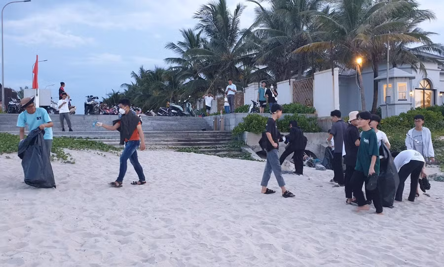Và tham gia dọn rác ở bãi biển Đà Nẵng. Ảnh: TG