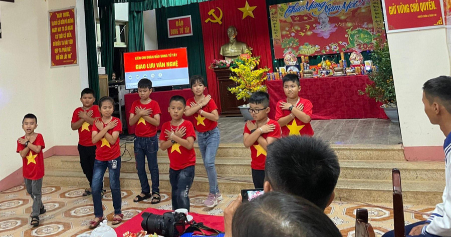 Học sinh Trường Tiểu học Song Tử Tây tham gia biểu diễn văn nghệ đón giao thừa. Ảnh: NVCC