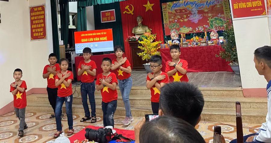 Học sinh Trường Tiểu học Song Tử Tây tham gia biểu diễn văn nghệ đón giao thừa. Ảnh: NVCC