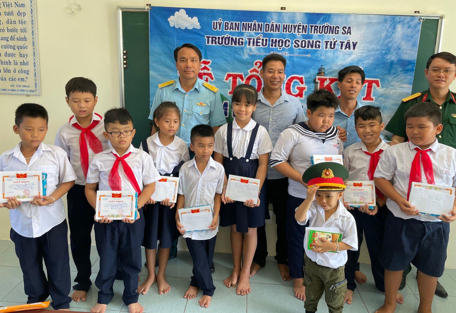 Thầy Nguyễn Bá Ngọc và thầy Nguyễn Hữu Phú (ở giữa hàng sau) tại buổi lễ tổng kết năm học. Ảnh: NVCC