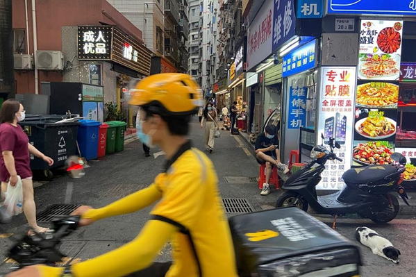 Một nhân viên giao đồ ăn tại Thâm Quyến, Trung Quốc.