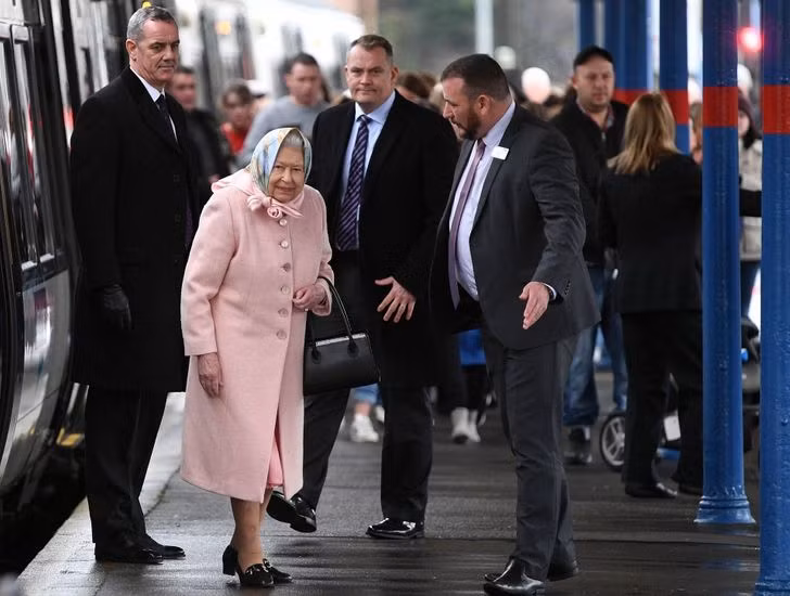 Những quy tắc bất di bất dịch khi gặp Nữ hoàng Anh ảnh 6