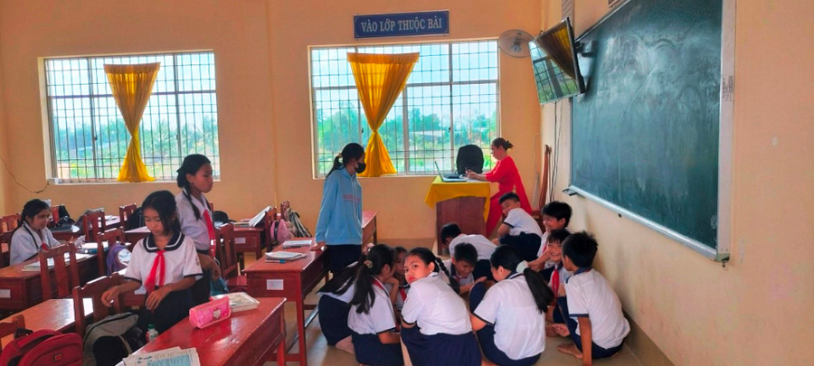 Học sinh Trường Tiểu học 2 Viên An (Ngọc Hiển, Cà Mau) chơi trong lớp, hạn chế ra sân. Ảnh: Q. Mến Học sinh Trường Tiểu học 2 Viên An (Ngọc Hiển, Cà Mau) chơi trong lớp, hạn chế ra sân. Ảnh: Q. Mến