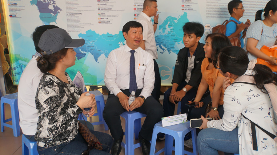 Đại diện Trường Đại học Y Dược TPHCM tư vấn tuyển sinh cho phụ huynh, học sinh, tháng 3/2024. Ảnh: Mạnh Tùng