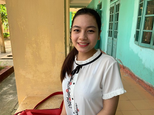 Vương Thu Hoài là thí sinh tự do. Năm nay là năm thứ 2 em tham dự kỳ thi để xét tuyển ĐH. Hoài đăng ký thi khối D, Trường ĐH Luật. Dù ôn luyện kỹ môn Tiếng Anh nhưng em không khỏi có chút lo lắng trước giờ thi. Vương Thu Hoài là thí sinh tự do. Năm nay là năm thứ 2 em tham dự kỳ thi để xét tuyển ĐH. Hoài đăng ký thi khối D, Trường ĐH Luật. Dù ôn luyện kỹ môn Tiếng Anh nhưng em không khỏi có chút lo lắng trước giờ thi.