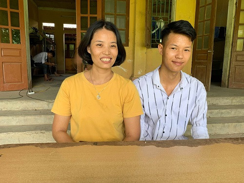 Cô Nguyễn Thj May và nam sinh Hoàng Văn Dũng Cô Nguyễn Thj May và nam sinh Hoàng Văn Dũng