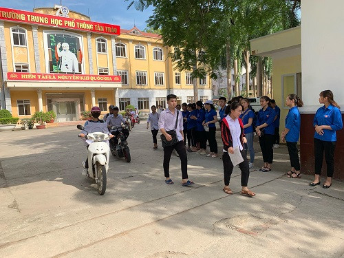 Các thí sinh rời trường thi trong sự cổ vũ của các tình nguyện viên.