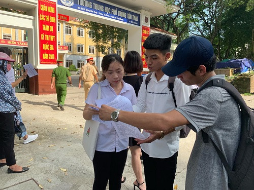 Các thí sinh rà lại bài thi.