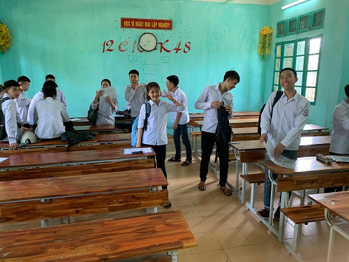 Học sinh Trường THPT Nguyễn Văn Huyên có mặt tại điểm thi trước giờ thi 60 phút, vui vẻ chờ đến giờ làm bài thi tiếng Anh. Học sinh Trường THPT Nguyễn Văn Huyên có mặt tại điểm thi trước giờ thi 60 phút, vui vẻ chờ đến giờ làm bài thi tiếng Anh.