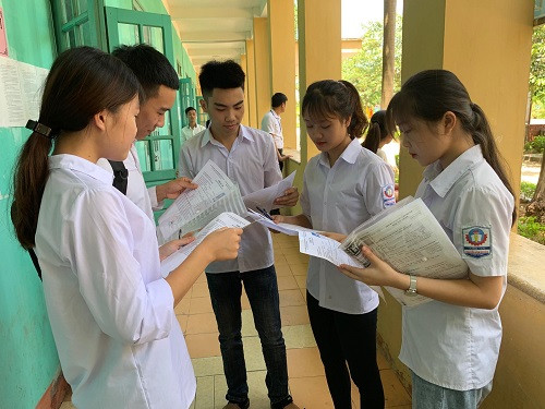 Các thí sinh kiểm tra lại thông tin trước khi vào phòng thi. Các thí sinh kiểm tra lại thông tin trước khi vào phòng thi.