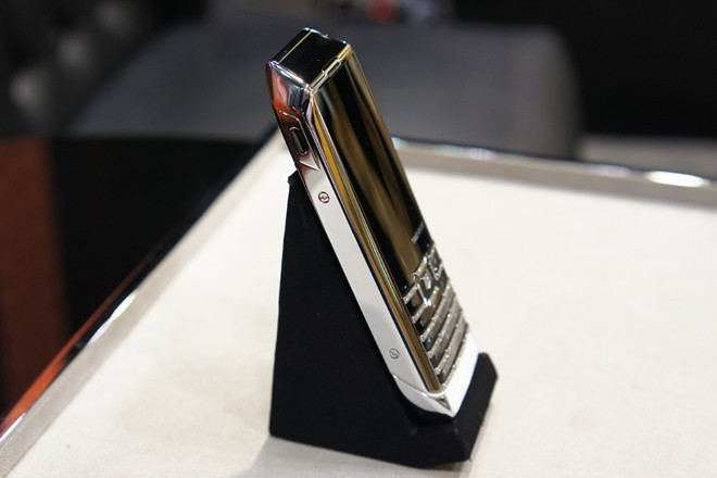 Phần màn hình và bàn phím của máy đều được làm từ sapphire, vật liệu cứng thứ 2 trên trái đất sau kim cương. Tinh thể sapphire cho phép máy hoạt động ổn định ngay cả trong những điều kiện khắc nghiệt. Điện thoại cơ bản dùng da cá sấu giá hơn 300 triệu tại VN