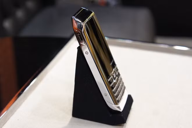 Điện thoại cơ bản dùng da cá sấu giá hơn 300 triệu tại VN