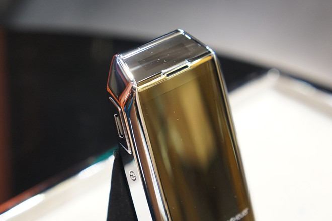 Máy hỗ trợ tính năng GMT thời gian kép. Người dùng chỉ việc ấn vào nút ứng dụng để bật chức năng múi giờ thứ 2 của thiết bị trên màn hình OLED nhỏ phía trên. Điện thoại cơ bản dùng da cá sấu giá hơn 300 triệu tại VN