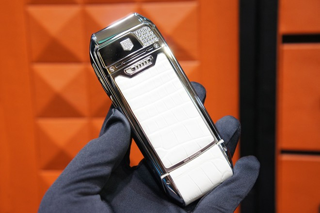 Phần nắp pin của máy được bọc da cá sấu Misissippi màu trắng với các đường vân tự nhiên. Điện thoại cơ bản dùng da cá sấu giá hơn 300 triệu tại VN