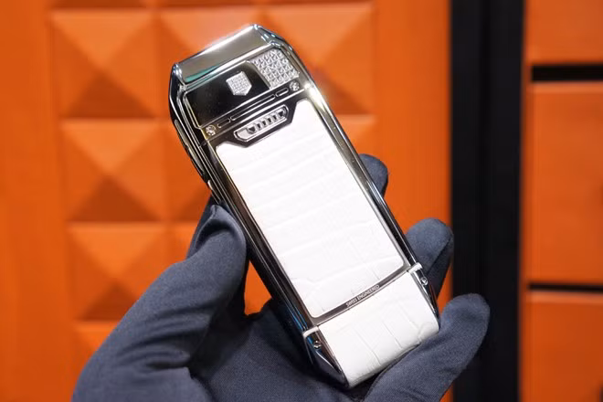 Điện thoại cơ bản dùng da cá sấu giá hơn 300 triệu tại VN