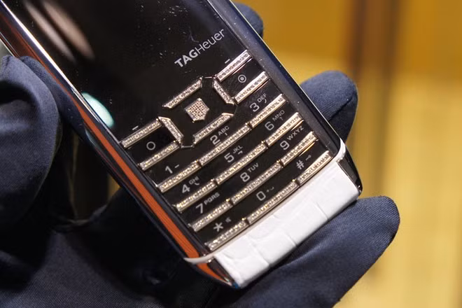 Điện thoại cơ bản dùng da cá sấu giá hơn 300 triệu tại VN